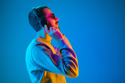 享受他最喜欢的音乐。
