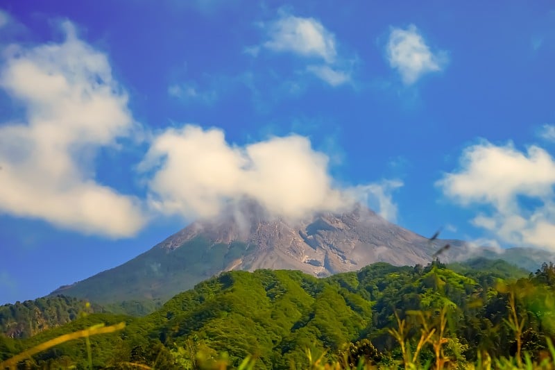 默拉皮火山，清晨的景色。