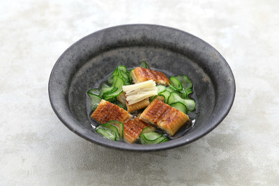柚子，烤鳗鱼和黄瓜沙拉，日本料理