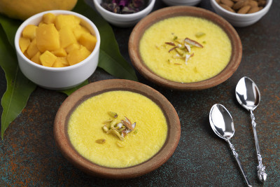 mango-flavored Phirni盛在瓦盘里