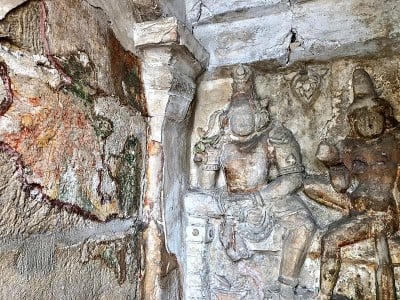 在印度泰米尔纳德邦坎奇普兰的古老Kanchi Kailasanathar寺庙的小神殿中，砂岩雕刻的湿