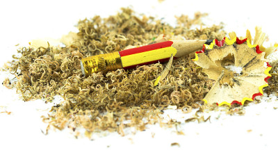 铅笔在刨花上