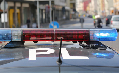 警车在路障上发出蓝色和红色的警报