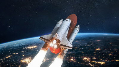 航天飞机在地球附近的太空晚上。宇宙飞船在轨道上。从国际空间站看。探险队在空间站上。这张图片的元素是由