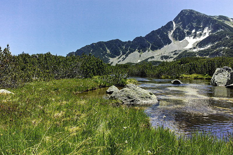 风景与Sivrya峰和班斯基湖，皮林山，保加利亚