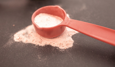 在俯视图中烹饪时使用的一套量杯或量匙