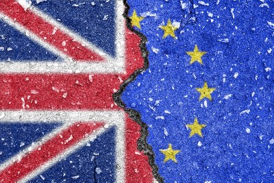 英国脱欧——英国和欧盟的旗帜中间裂开了