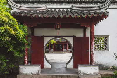 中国江苏苏州虎丘传统中国房子的圆形大门