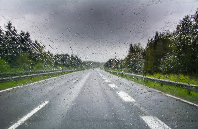 暴风雨的高速公路