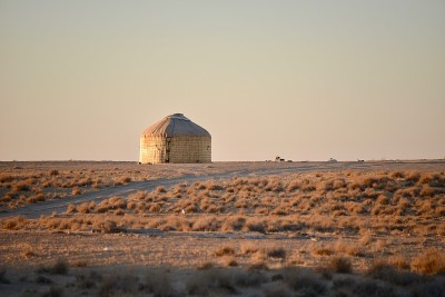Darvaza Gas Crater(地狱之门)旁的孤独蒙古包