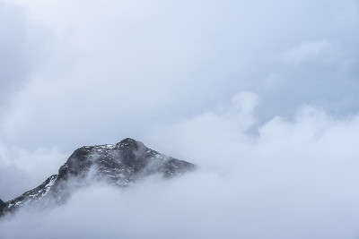 史诗般的冬季景观图像从侧Pike到Langdale Pike与低水平的云在山顶和忧郁的雾旋转