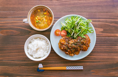 日式料理，hambagu牛排和蔬菜汤