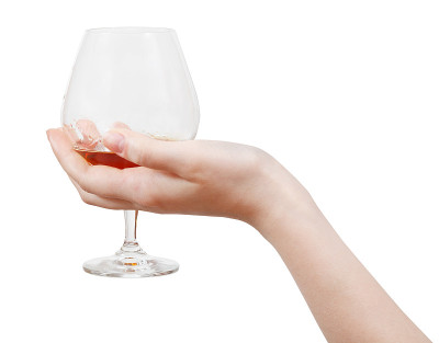 手拿白兰地酒杯