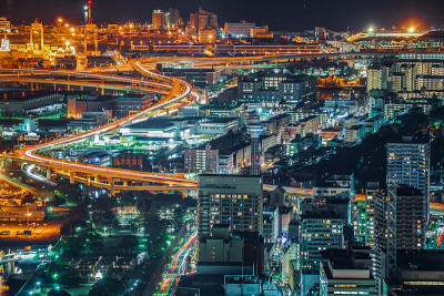 横滨地标塔的夜景和海洋塔
