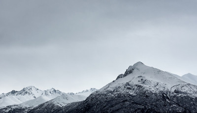 美国阿拉斯加冬天的雪山。