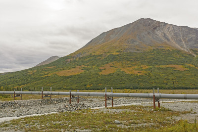 穿越荒野河流的石油管道