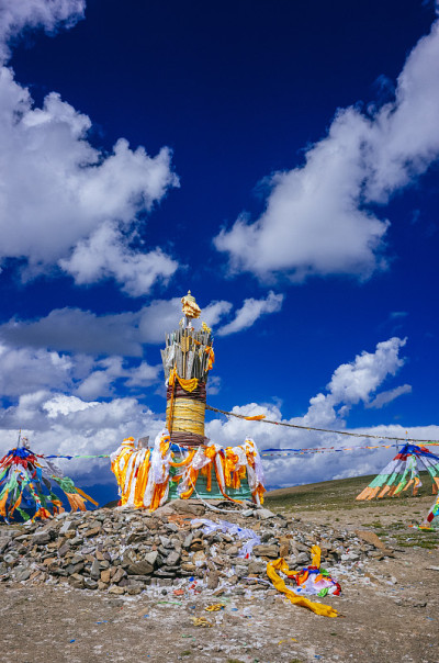 西藏经幡旗和柱在青海，中国