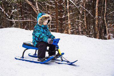 冬季娱乐。SnowScooter
