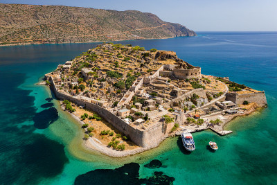 鸟瞰图的麻风殖民地和前威尼斯要塞岛屿Spinalonga在克里特岛，希腊
