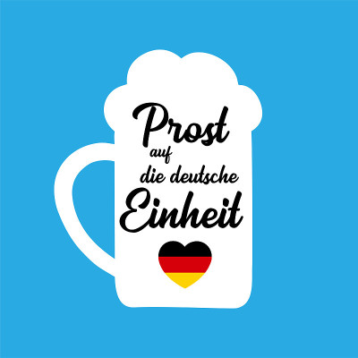 手绘啤酒杯上写着“Prost auf die deutsche Einheit”，用德语翻译为“为德
