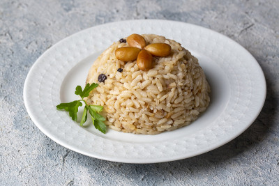 传统美味的土耳其食物;杏仁米肉饭(土耳其名字;Bademli pirinc pilavi)
