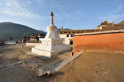 西藏寺庙中的白塔