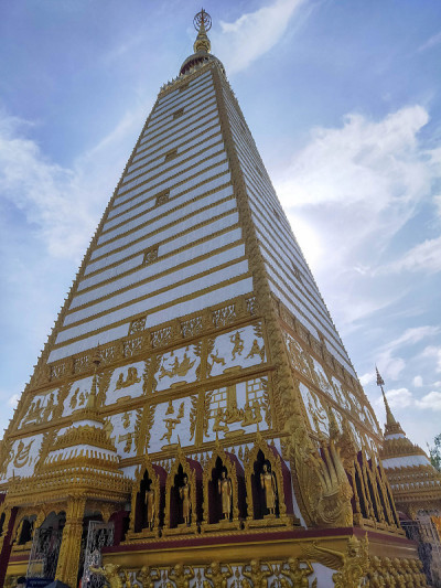 泰国乌汶府著名的佛寺金塔和蓝天
