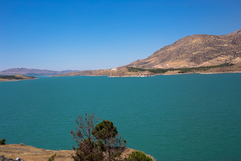 以拉齐格的哈扎尔湖(Elazığ)是该地区最重要的自然资产之一。