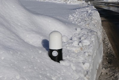 道路弯道有高雪和柱子