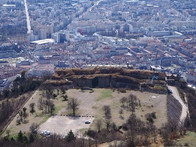 俯瞰阿尔卑斯山和法国格勒诺布尔市周围的村庄