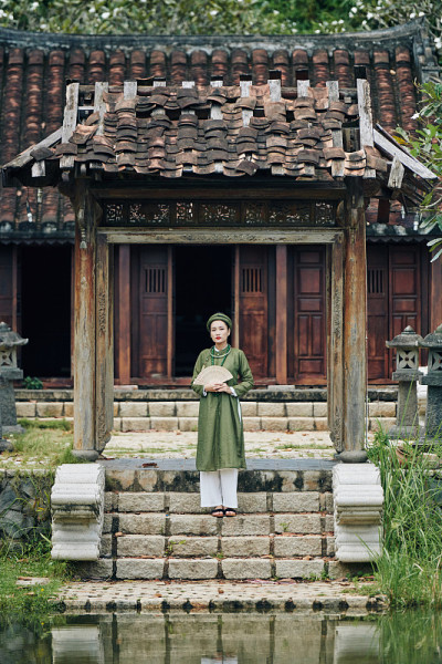穿着传统敖代服装的妇女