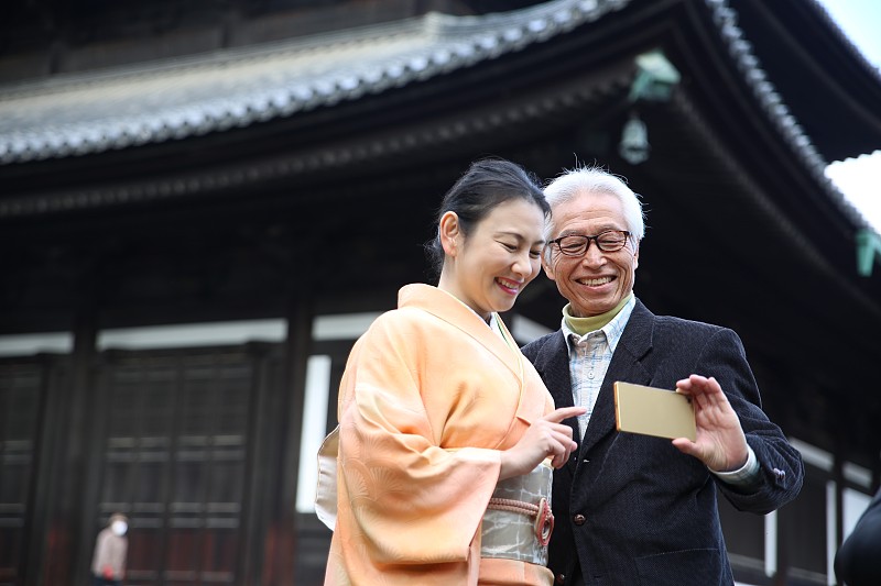 一对日本夫妇在东福寺三门地区看照片