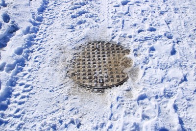 消防栓井被雪覆盖