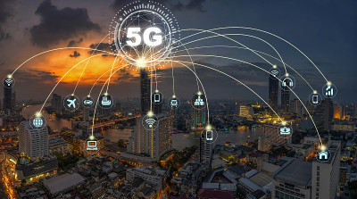 5G技术与计算机网络连接线之间的建筑俯瞰曼谷城市全景
