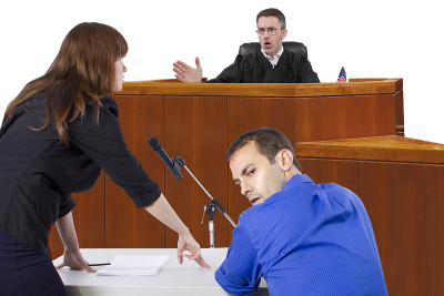 男性在法庭审判中被起诉