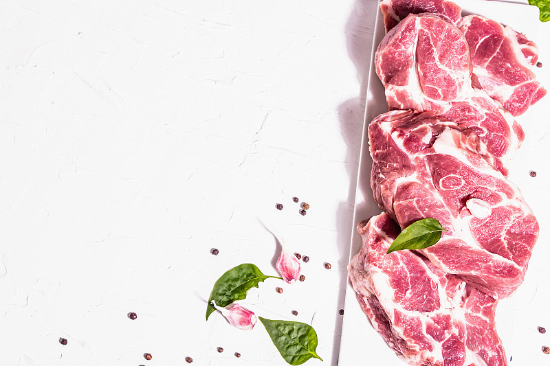 生猪肉，切成片。鲜肉，干漆树，大蒜和罗勒叶