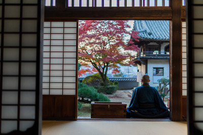 佛教僧人在秋寺表演禅宗