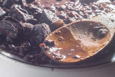 巴西feijoada，木勺式的巴西feijoada