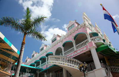 Oranjestad Aruba的彩色建筑立面