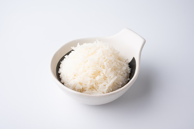 木桌上的一碗米饭，