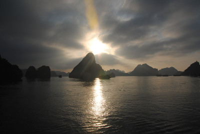 下龙湾的日出