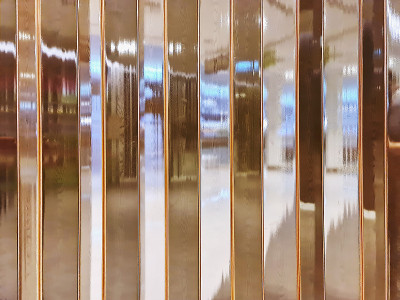 可折叠黄色卷帘门的全框架背景