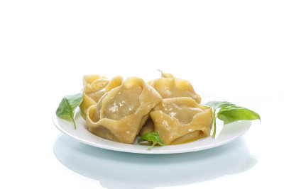 煮螳螂和肉在盘子里