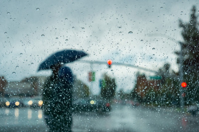 汽车挡风玻璃上的雨滴;模糊的背景