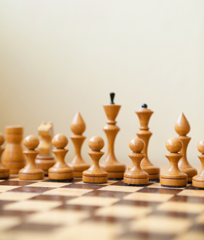 棋盘上的白色棋子。