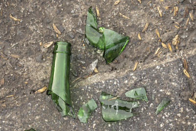 人行道上的破啤酒瓶