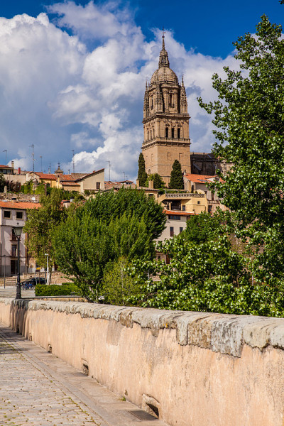 从历史悠久的罗马桥(也被称为Puente Mayor del Tormes)上俯瞰古城和萨拉曼卡大教