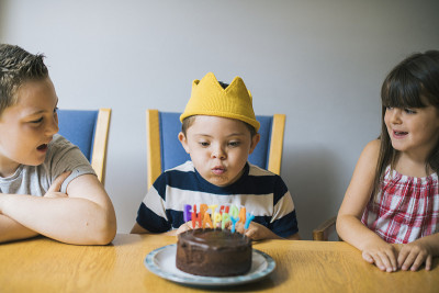 可爱的男孩在庆祝他的生日