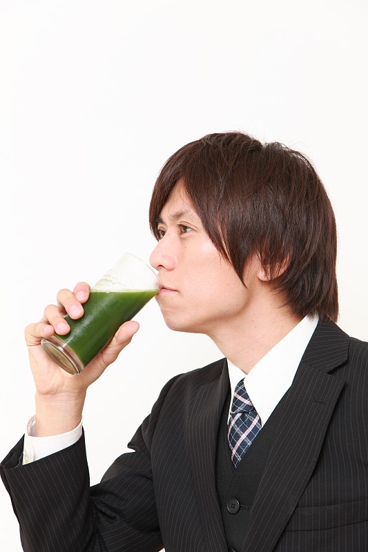 日本商人与绿色蔬菜汁