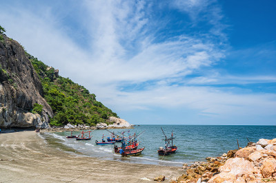 美丽的海景在huahin Prachuap Khiri汗泰国。华欣是泰国湾的一个海滨度假胜地